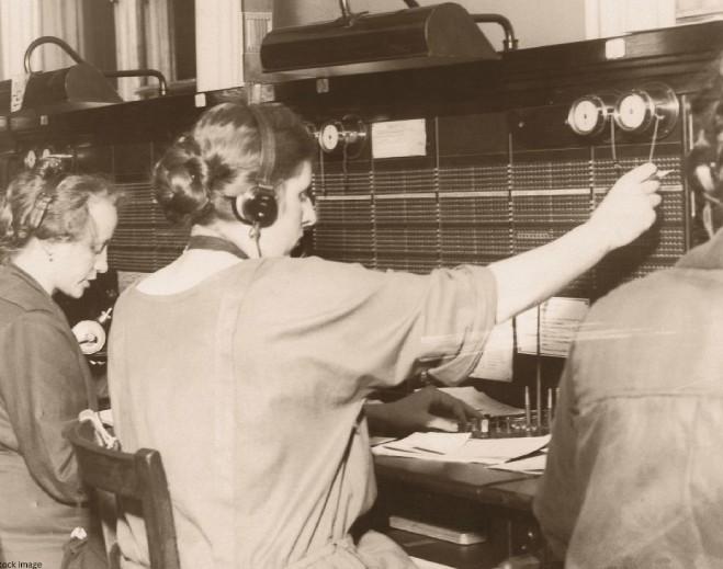 Operadoras históricas manejando central telefónica