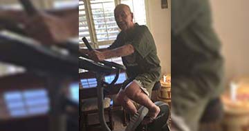 Mike realizando ejercicio en una bicicleta estática