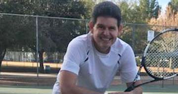 Salvatore sosteniendo su raqueta de tenis