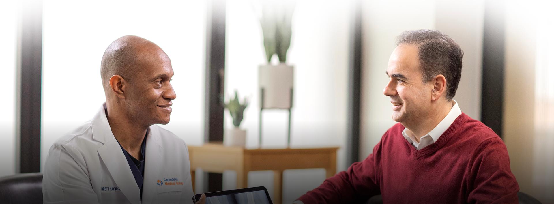 Proveedor de salud conversando con paciente